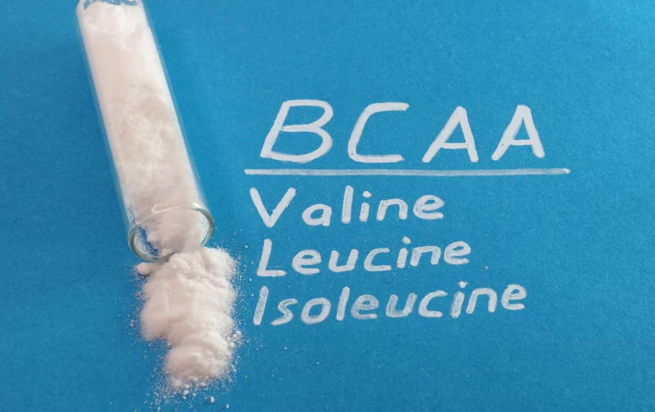 Guide des BCAA pour les coureurs : 6 avantages potentiels, risques et efficacité